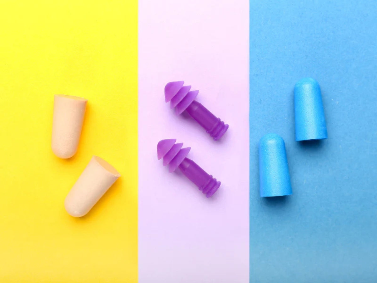 Ist Schlafen mit Ohrstöpseln ungesund?