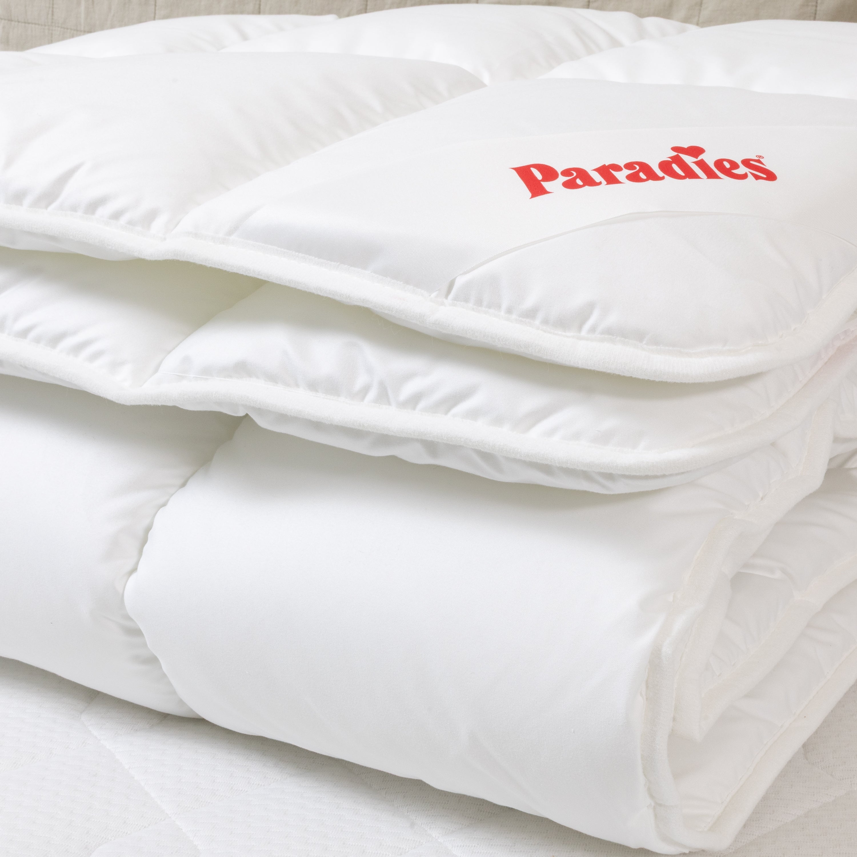 Schrägansicht der gefalteten Paradies Ganzjahresdecke Renova