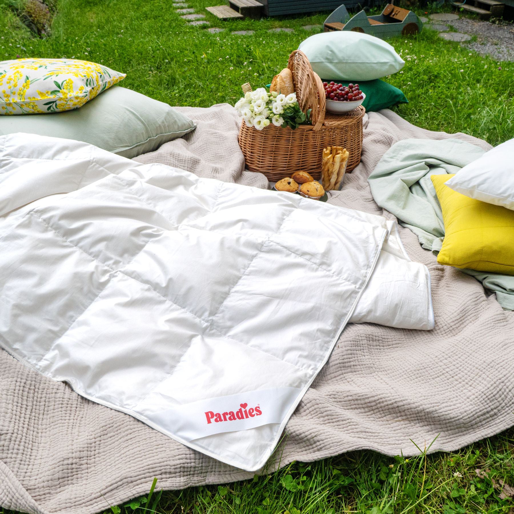 Paradies Gabi 90 Sommerdecke liegt draußen auf einer gemütlichen Picknickdecke
