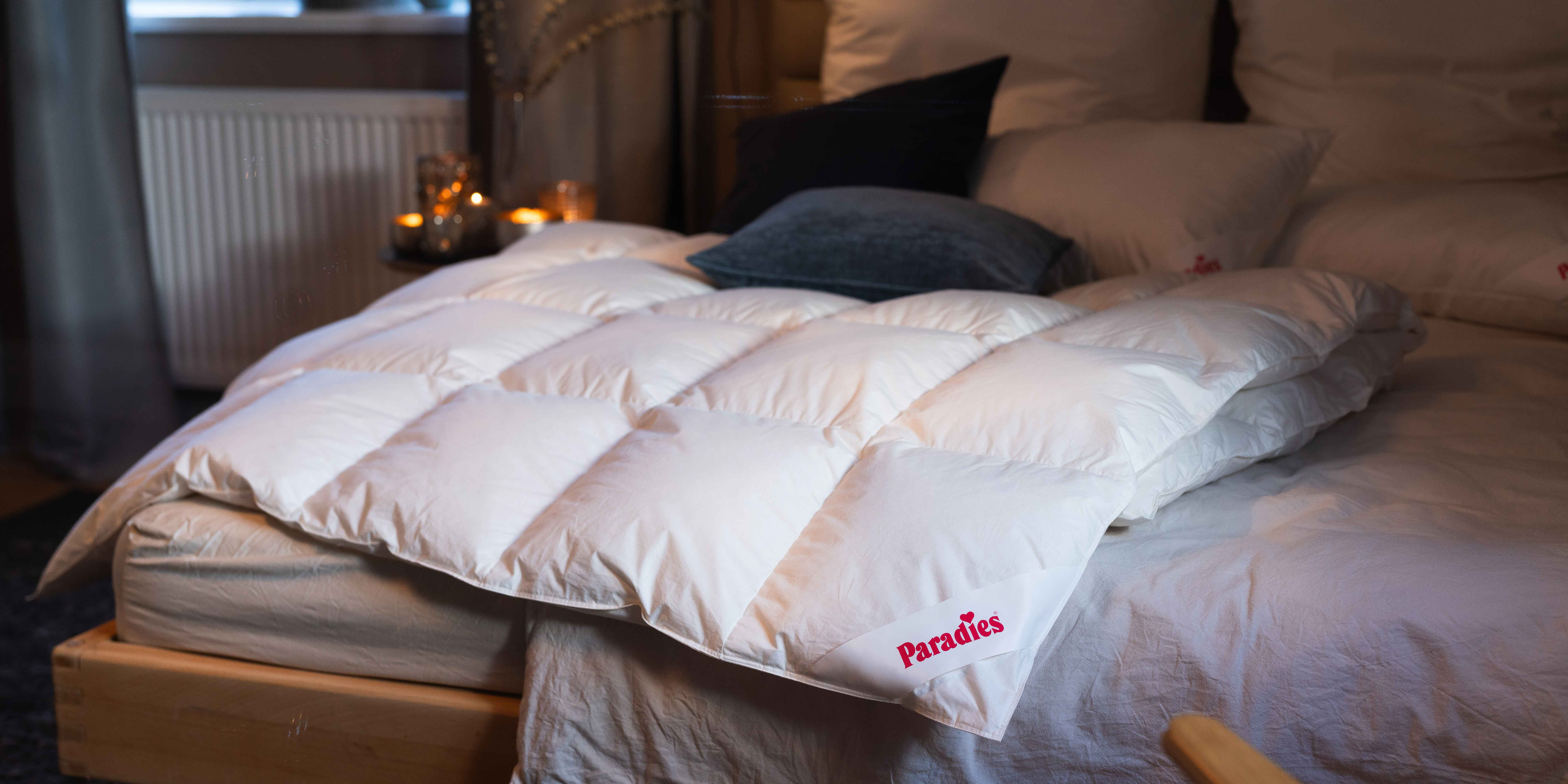 Gänsedaunenbettdecke liegt auf einem gemütlichen Bett