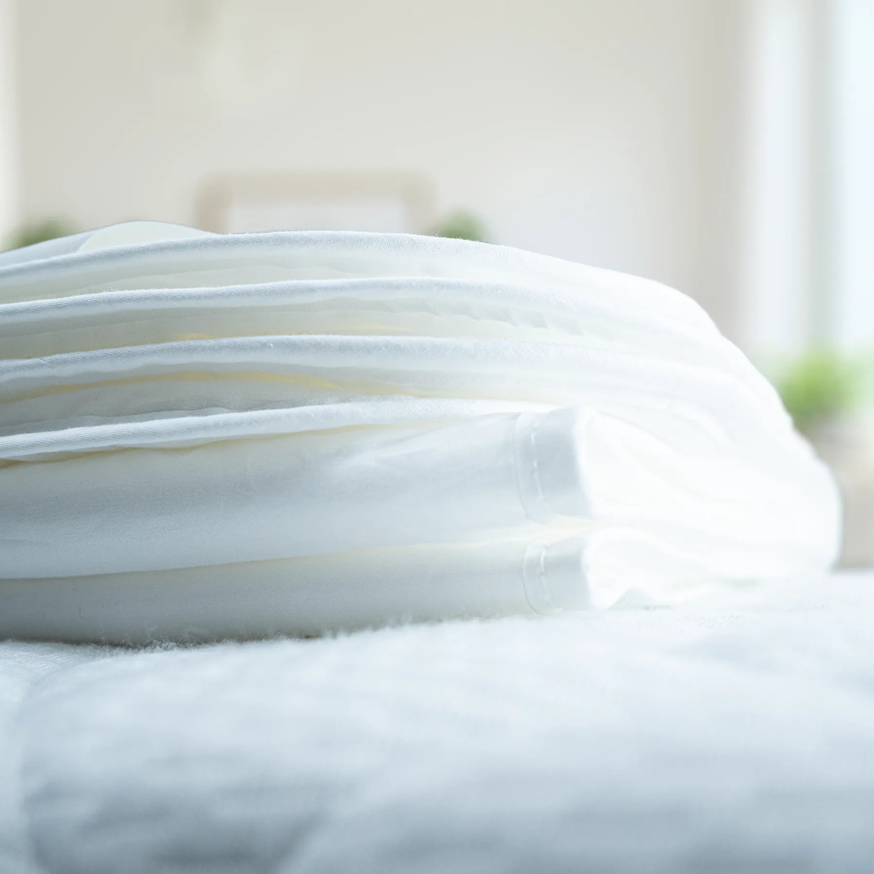 Leichte Sommerdecke Cool Dream Bio gefaltet auf dem Bett